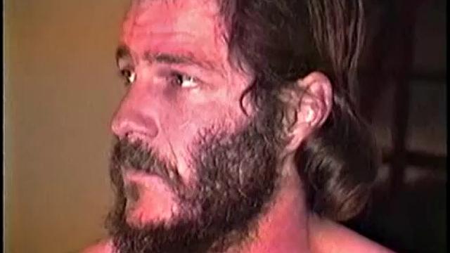 волосатый ларри сосёт на улице и глотает сперму до капли