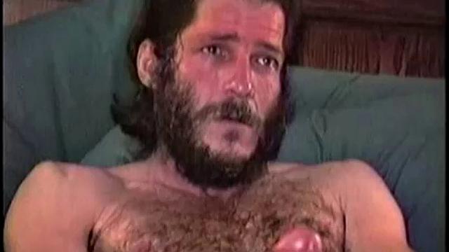 волосатый ларри сосёт на улице и глотает сперму до капли