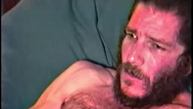 волосатый ларри сосёт на улице и глотает сперму до капли