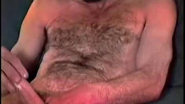 волосатый ларри сосёт на улице и глотает сперму до капли