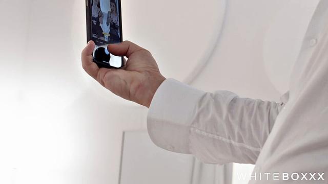 Саша Роуз и Слайден Ская соблазняют Кристиана Клея и устраивают горячее групповое шоу на кровати.