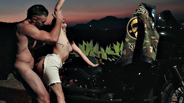 vanessa sky скачет на члене и получает кремпай на закате