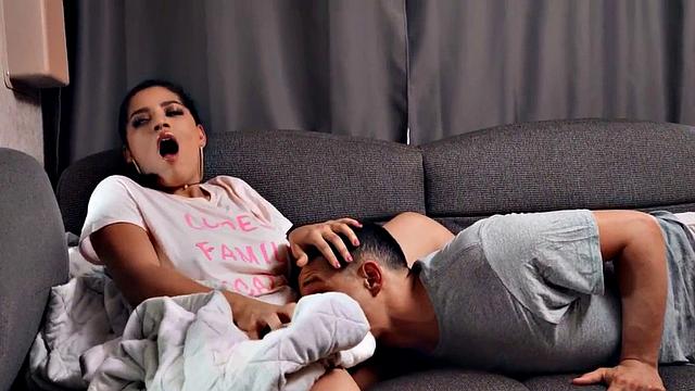 Шикарная телка с огромными сиськами раскладывает на диване страстный трах