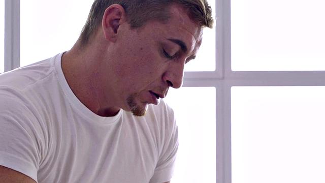 глянь, как пышногрудая телка получает масляный массаж и заглатывает член массажиста