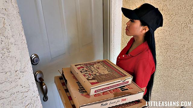 Delivery Babe