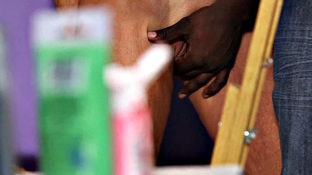 салли позирует, а язык её ловит главное полотно