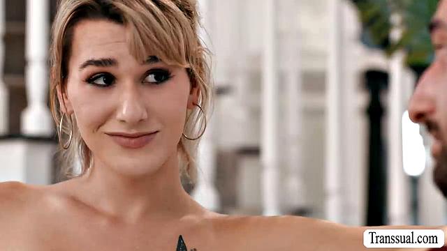 Страстная блондинка транс Jayne Calloway лижет свою задницу Jacob Coldwate и получает глубокий анальный секс от него в стиле shemale.