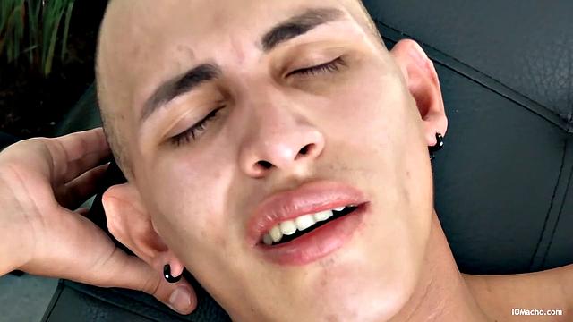 Латино с огромным членом дрочит и заливает всё вокруг