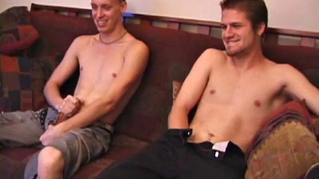 роар и алекс дрочат под порно и потом сосут друг другу