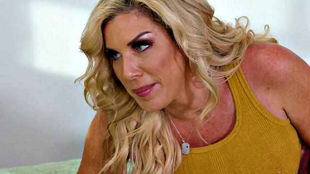 MILF dyke seduced by nympho lesbian b4 eating her pussy out