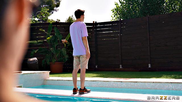 брюнетка в очках тайно трахается у бассейна во дворе