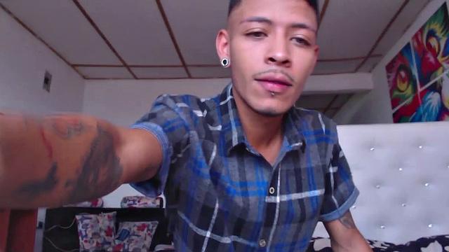 хуан дрочит свой член и кончает