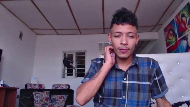 хуан дрочит свой член и кончает