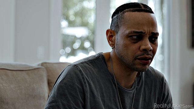 Белла Блу с огромными сиськами трахается на диване и жадно сосет член Донни Синса, сперма льется по груди и губам, пока зрелая няня кайфует от глубокого проникновения и плотных ласк в гостиной.