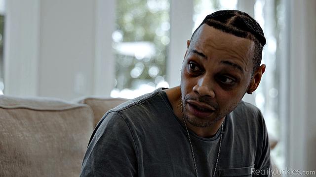 Белла Блу с огромными сиськами трахается на диване и жадно сосет член Донни Синса, сперма льется по груди и губам, пока зрелая няня кайфует от глубокого проникновения и плотных ласк в гостиной.