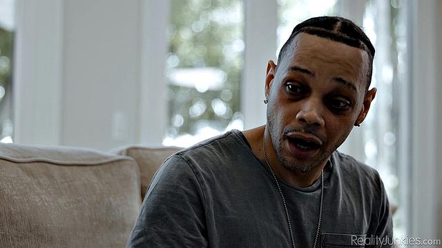 Белла Блу с огромными сиськами трахается на диване и жадно сосет член Донни Синса, сперма льется по груди и губам, пока зрелая няня кайфует от глубокого проникновения и плотных ласк в гостиной.