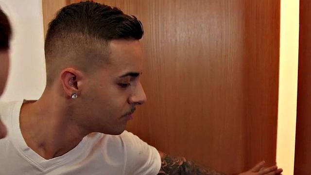 21yo inked babe pussydrilling in hostel