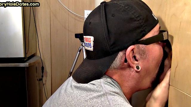 Gloryhole DILF deepthroats white cock in homemade closeup