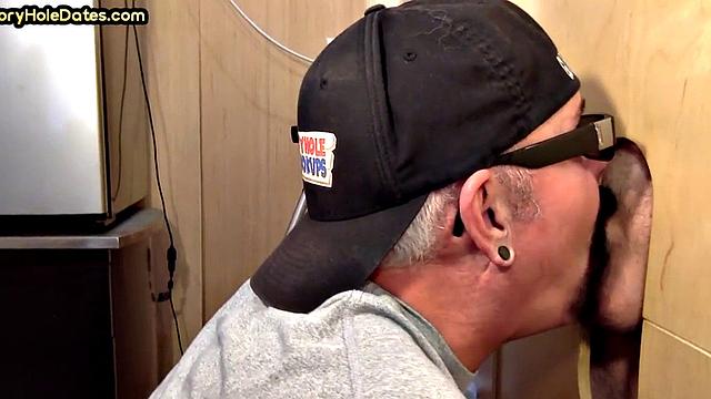 Gloryhole DILF deepthroats white cock in homemade closeup