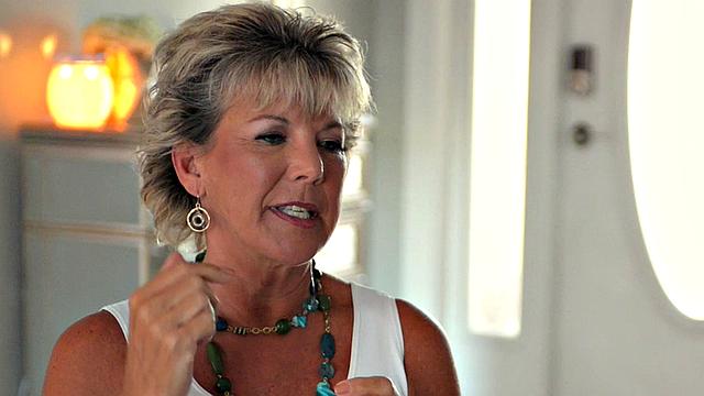 зрелая constance joy без трусиков болтает и светит ногами