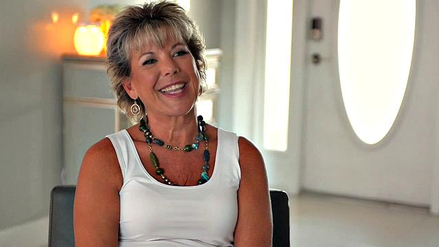 зрелая constance joy без трусиков болтает и светит ногами