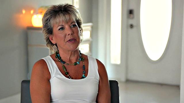 зрелая constance joy без трусиков болтает и светит ногами