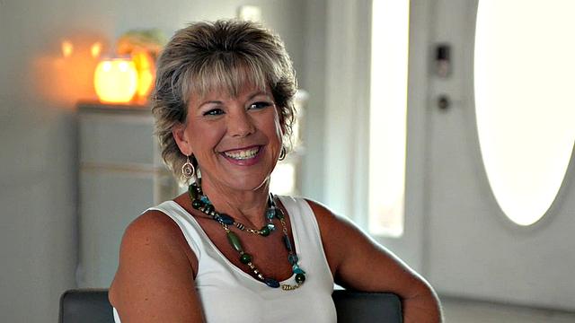 зрелая constance joy без трусиков болтает и светит ногами