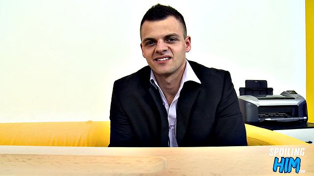 Качок-геюха на кастинге, жопу показывает и не краснеет, зато потом с трудом садится.