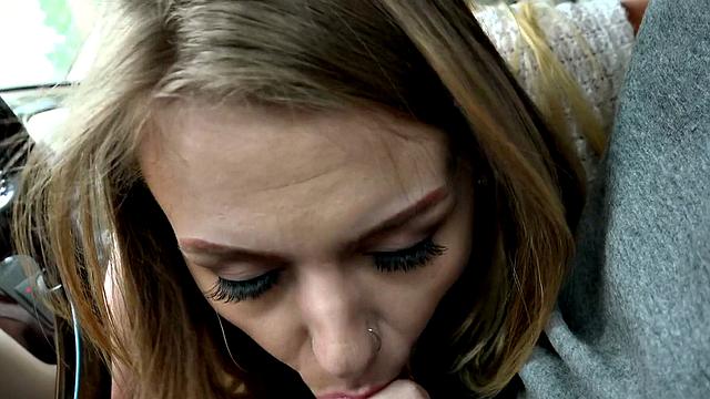 Алекс Блейк теребит киску в кроссовках на заднем сиденье - наглость второе счастье