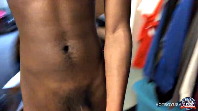 Чернокожий красавец с огромным членом доводит парня до струйного оргазма