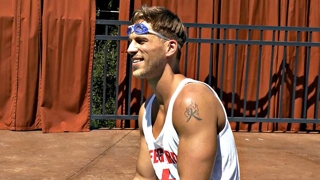 Волосатый спасатель бросает работу ради толстого члена