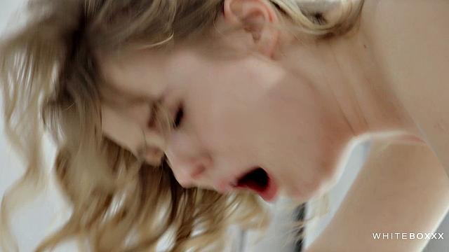 Блондинка в чулках Кэйси A. скачет на члене Рики Раскала и делает минет перед концовкой на лицо.