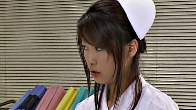 азиатская медсестра дрочит на работе в клинике