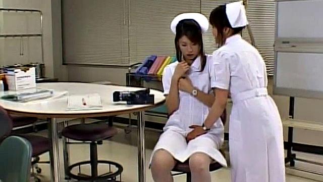 азиатская медсестра дрочит на работе в клинике