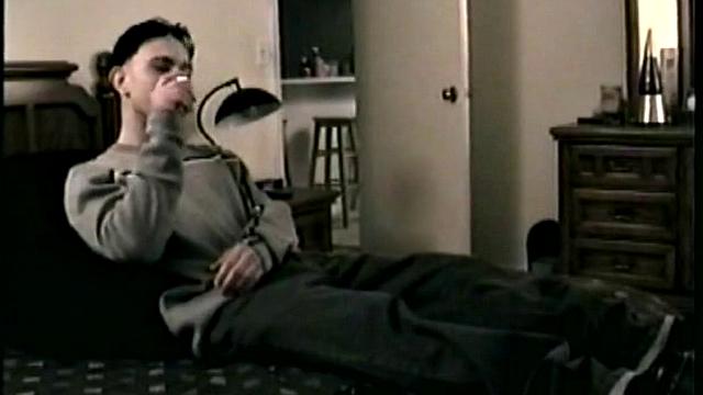 Полли не может остановиться, дрочит по-гейски на камеру для своих зрителей.