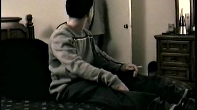 Полли не может остановиться, дрочит по-гейски на камеру для своих зрителей.