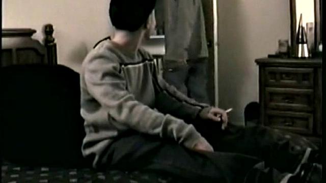 Полли не может остановиться, дрочит по-гейски на камеру для своих зрителей.