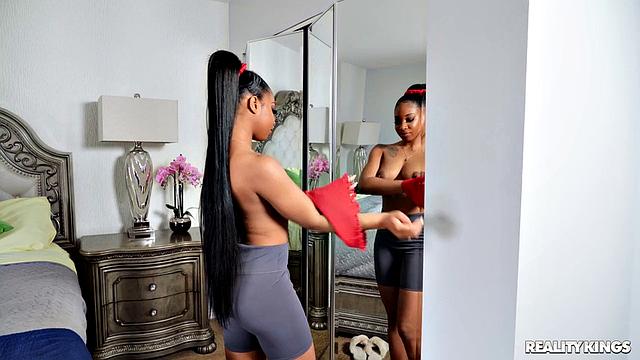 Лала Айви трахается с соседом и вытирает сперму резинкой для волос Xander Corvus'a.