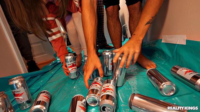 развратная вечеринка в общаге: стриптиз и групповуха