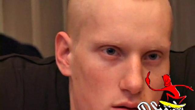 каос медленно дрочит свой длинный член, заливая всё спермой в финале