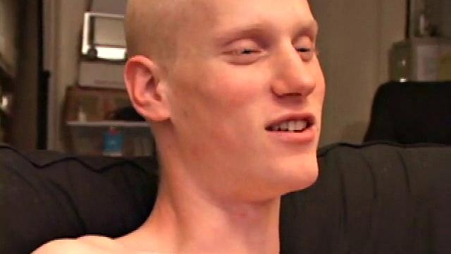 каос медленно дрочит свой длинный член, заливая всё спермой в финале