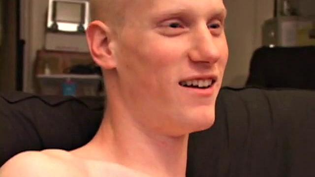 каос медленно дрочит свой длинный член, заливая всё спермой в финале