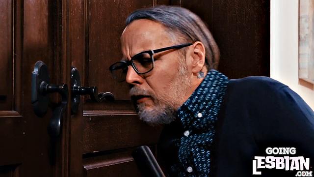 Зрелая лесбиянка страстно вылизывает киску молодой любовнице, обе на взводе от желания.