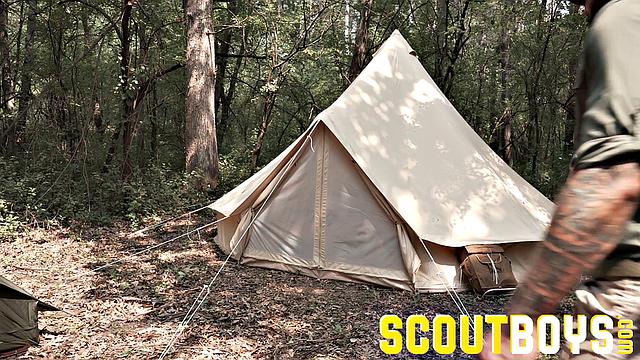 Скаут Коул якобы ищет клещей, а сосёт мощный хрен в лесу