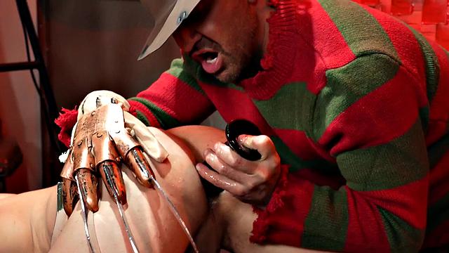 покорный твинг глотает член косплейного папика