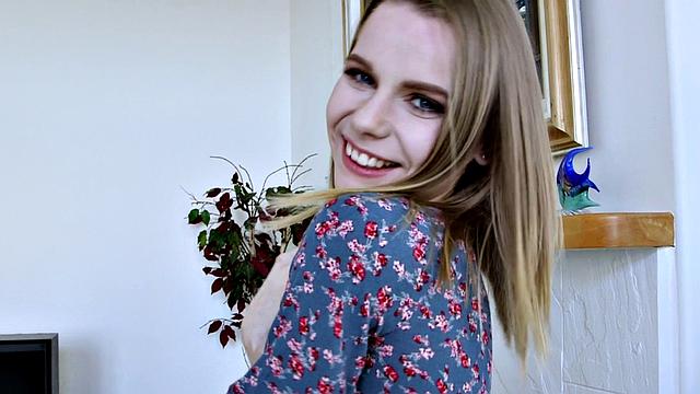 худая блондинка Катарина трёт маленькие сиськи и заливает себя соком