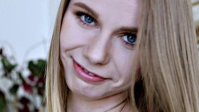 худая блондинка Катарина трёт маленькие сиськи и заливает себя соком