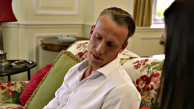 Татуированная азиатка срывает деловой костюм и скачет сверху задом наперёд