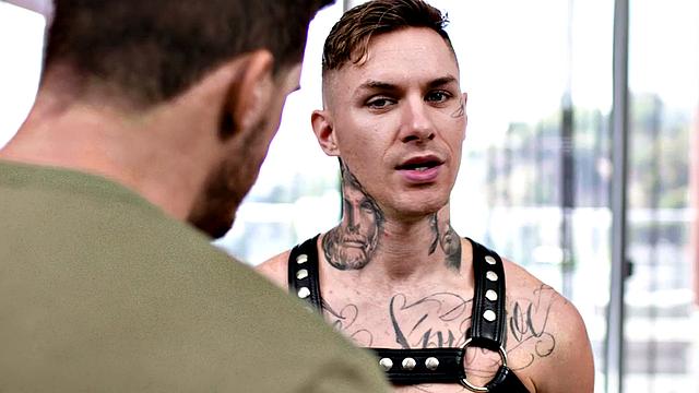 Военный трахает парня в кожаном хомуте на диване