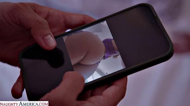 Французская milf Кэсси Дель Ислa ловко соблазняет друга сына, пока тот ищет свой телефон - горячая мамаша знает толк в сюрпризах!